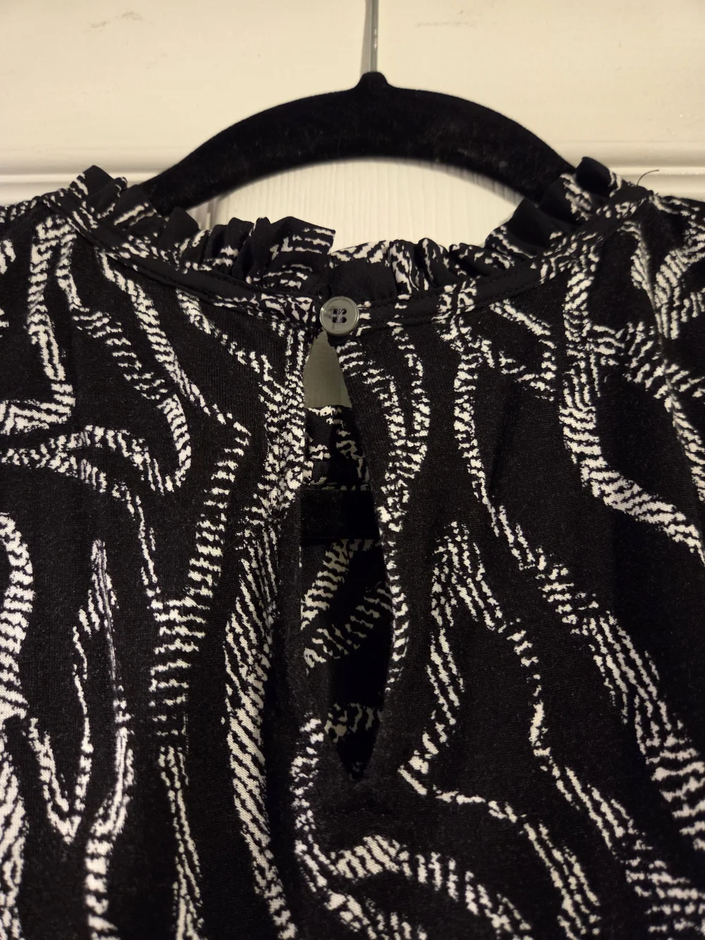 LOFT Black and White Abstract Print Short Puff Sleeve Blouse- Medium